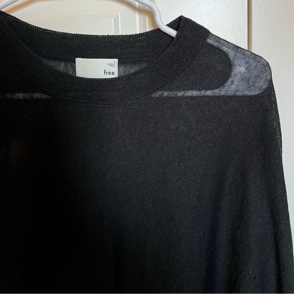 Aritzia women’s black long sleeve.